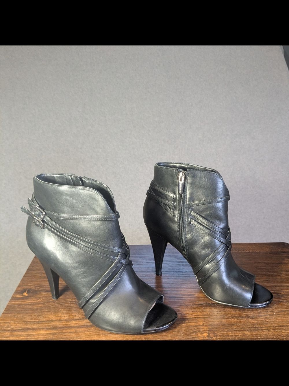Vince Camuto Black Leather Peep-Toe Ankle Booties, size 9